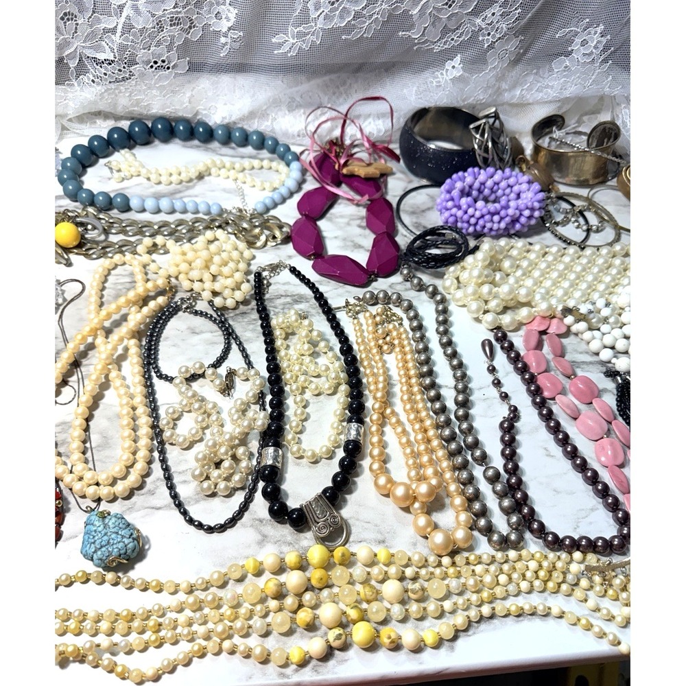 139 PC~ 4.12LB COSTUME JEWELRY NECKLACES, BRACELETS, RINGS, BROOCH & MORE (3021)